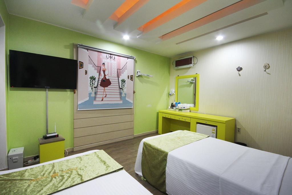 Hole In One Hotel Sacheon Exterior photo