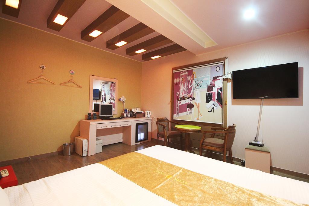 Hole In One Hotel Sacheon Exterior photo