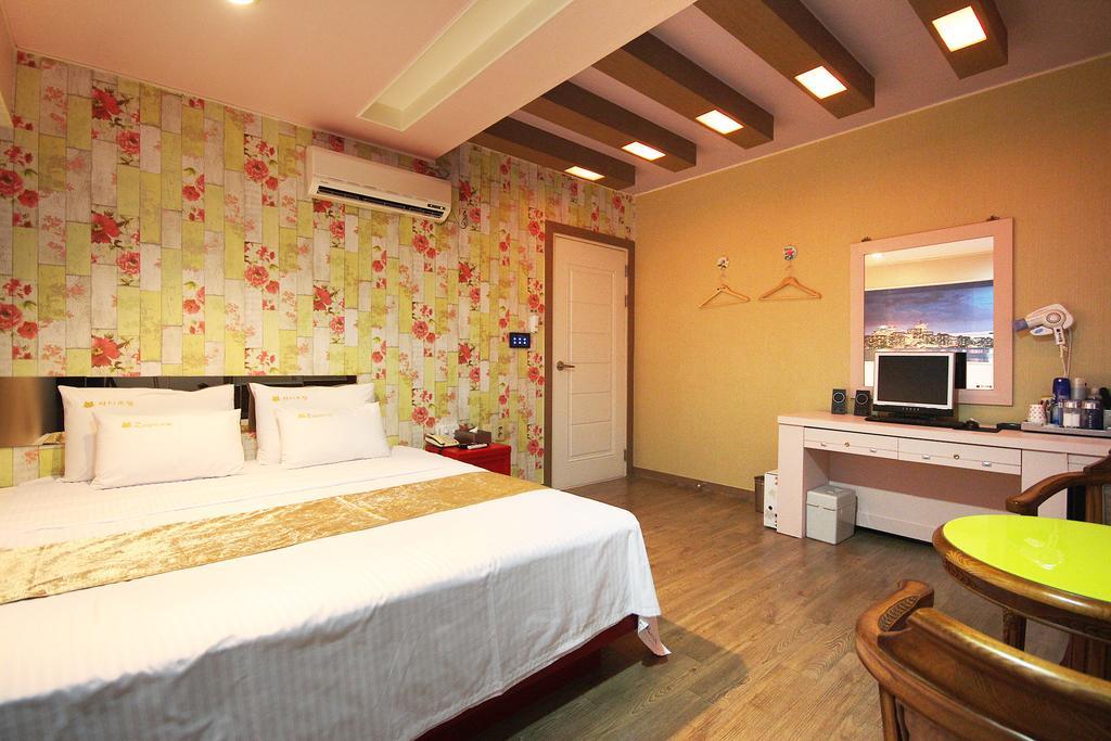 Hole In One Hotel Sacheon Exterior photo