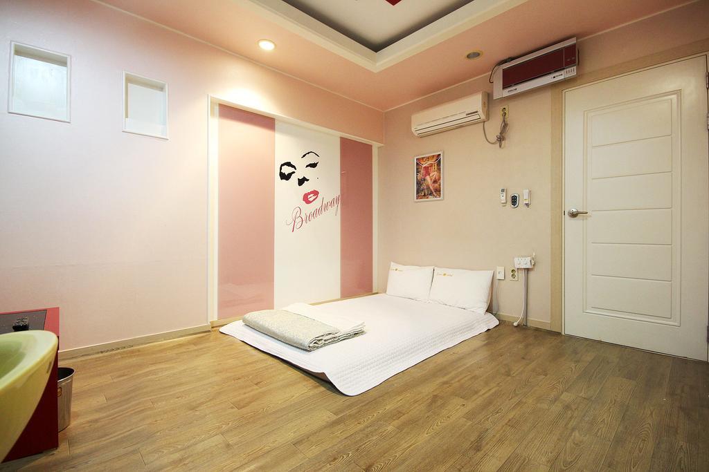 Hole In One Hotel Sacheon Exterior photo